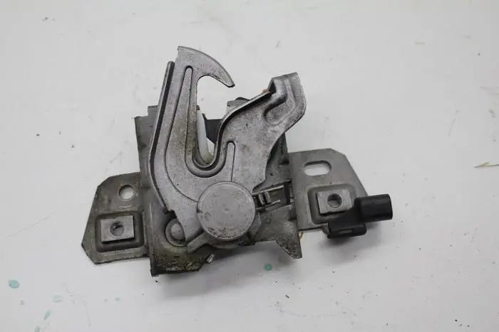 Bonnet lock mechanism Volvo V50