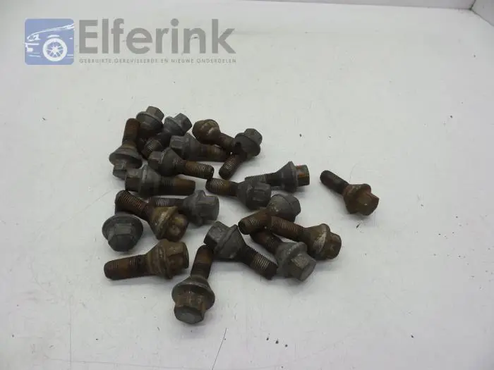 Set of wheel bolts Opel Vivaro