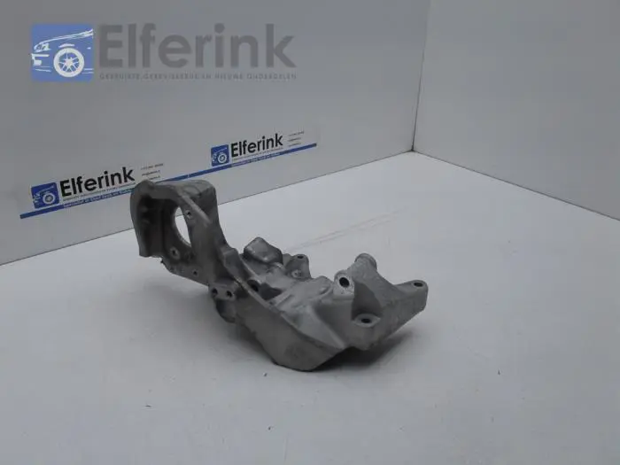 Diesel pump bracket Volvo V90