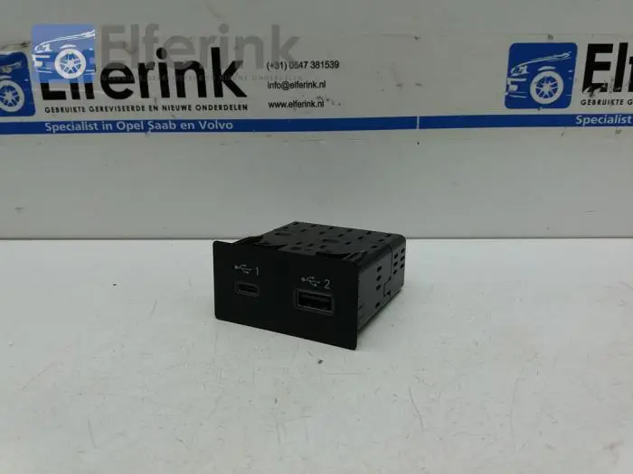 USB module Lynk & Co 01