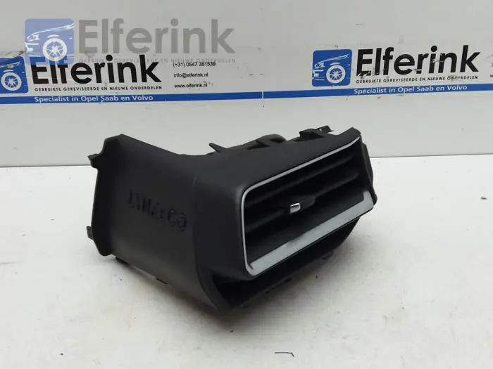 Dashboard vent Lynk & Co 01