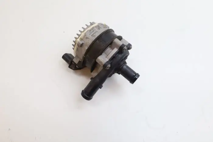 Additional water pump Volvo XC40