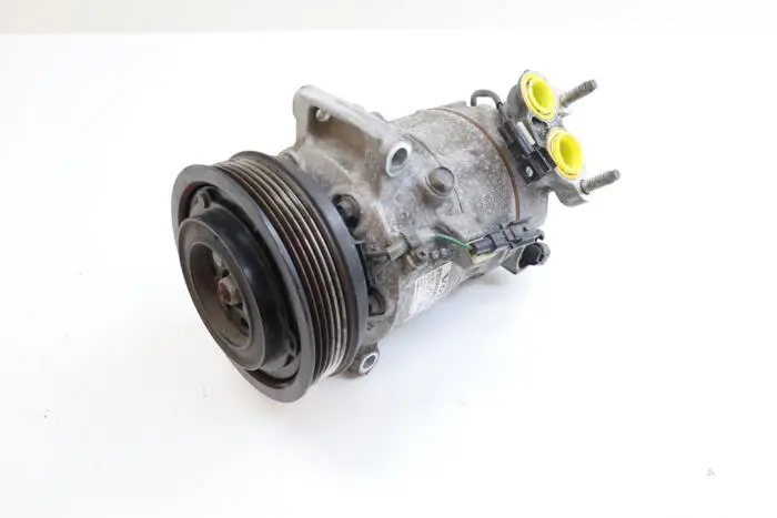 Air conditioning pump Volvo V40