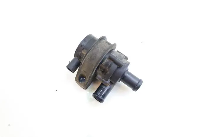 Additional water pump Volvo V40