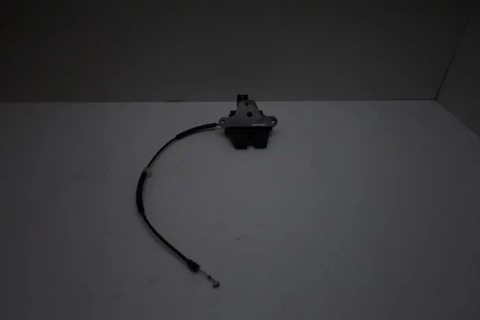 Tailgate lock mechanism Volvo S80