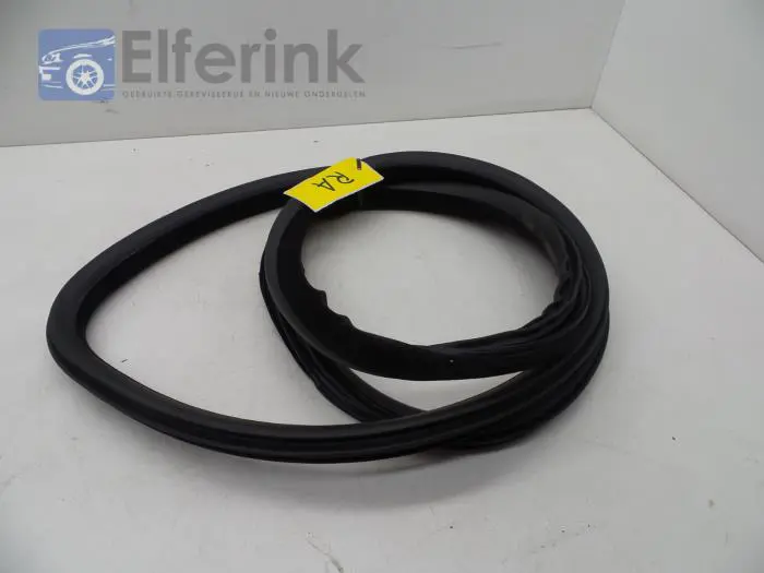 Rear door seal 4-door, right Volvo S80