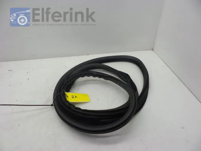 Rear door seal 4-door, right Volvo S80