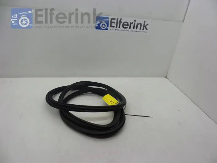 Rear door seal 4-door, left Volvo S80