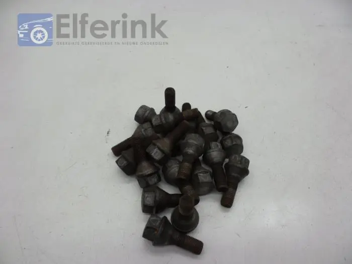 Set of wheel bolts Opel Vivaro